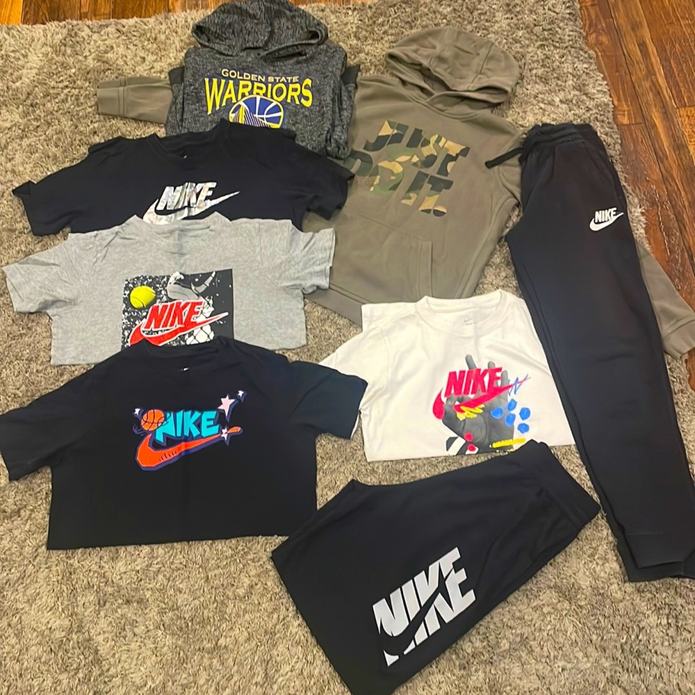 Boys Nike lot size Large